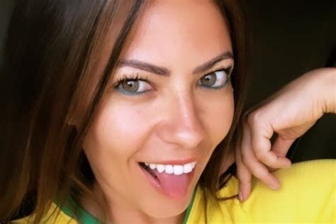 Só de máscara, Fabiana Britto, do Big Brother Itália, posa